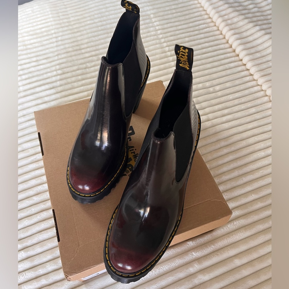 Dr Martens Hurston Cherry Red Platform Lug Chelsea Heeled Boots Size 9 NIB - Picture 5 of 9